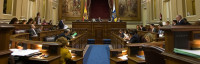 Un diputado 'raso' del Parlamento de Canarias cobra, desde mayo, 3.638 euros brutos al mes, un 5% menos